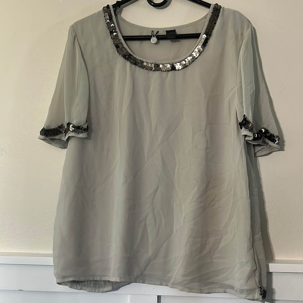 Express women’s flowy shirt.